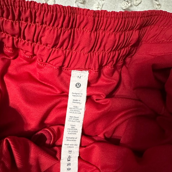Lululemon: Low Rise Hotty Hots 4” in dark red size 12 - Picture 3 of 3